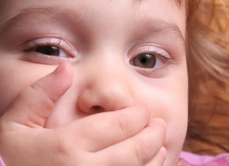 Вирусный герпес у ребенка на лице